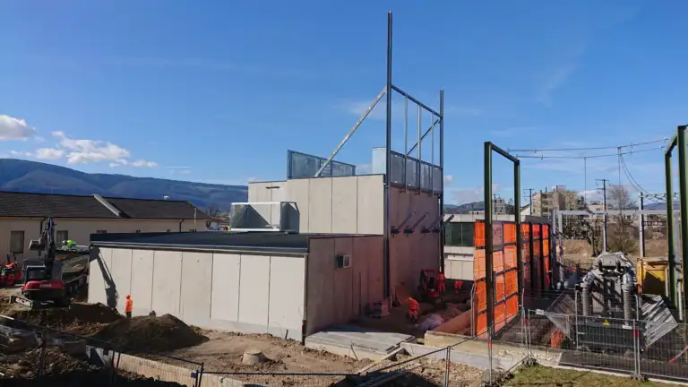 Neubau SBB Unterwerk Delémont während des Baus