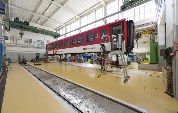 Wagon de la Zentralbahn dans un dépôt d'entretien
