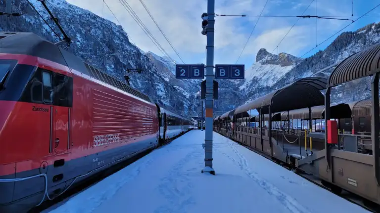Eine Re460 mit sichtbaren Kabeln zu Versuchs- und Testzwecken am Fahrzeug an einem Bergbahnhof im Winter