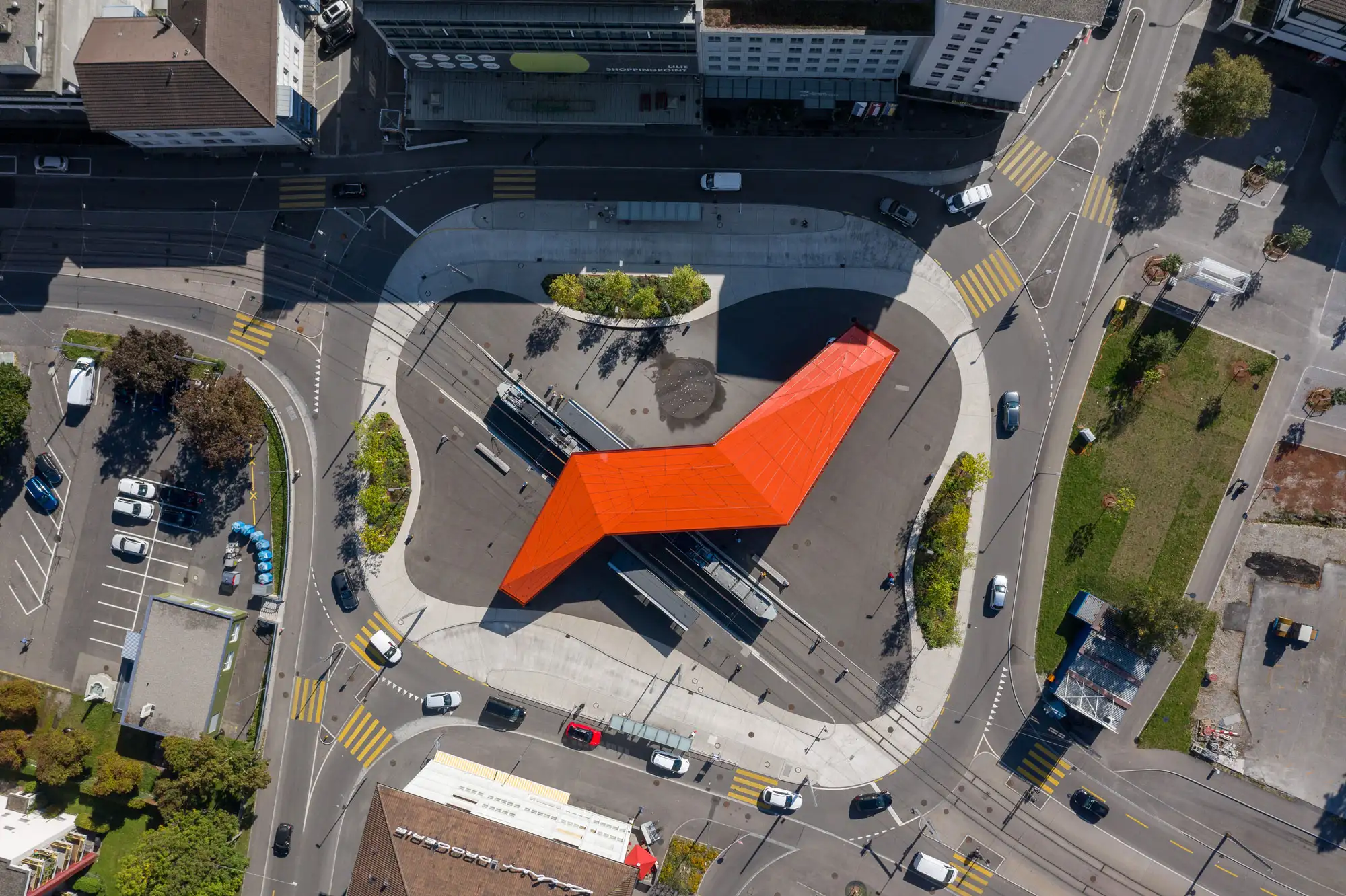 Limmattalbahn an einer Station Luftaufnahme