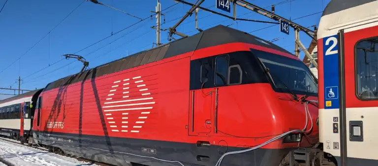 Eine Re460 mit sichtbaren Kabeln zu Versuchs- und Testzwecken am Fahrzeug