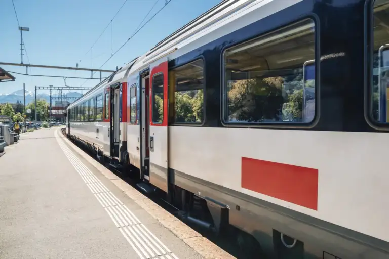 Einheitswagen am Bahnhof Thun