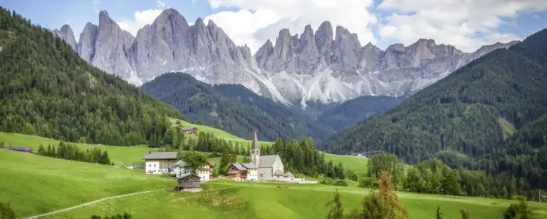 Santa Maddalena vor der Ortler Gruppe im Südtirol
