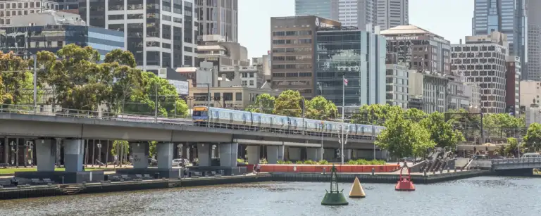Metro von Melbourne auf einer Brücke vor der Skyline