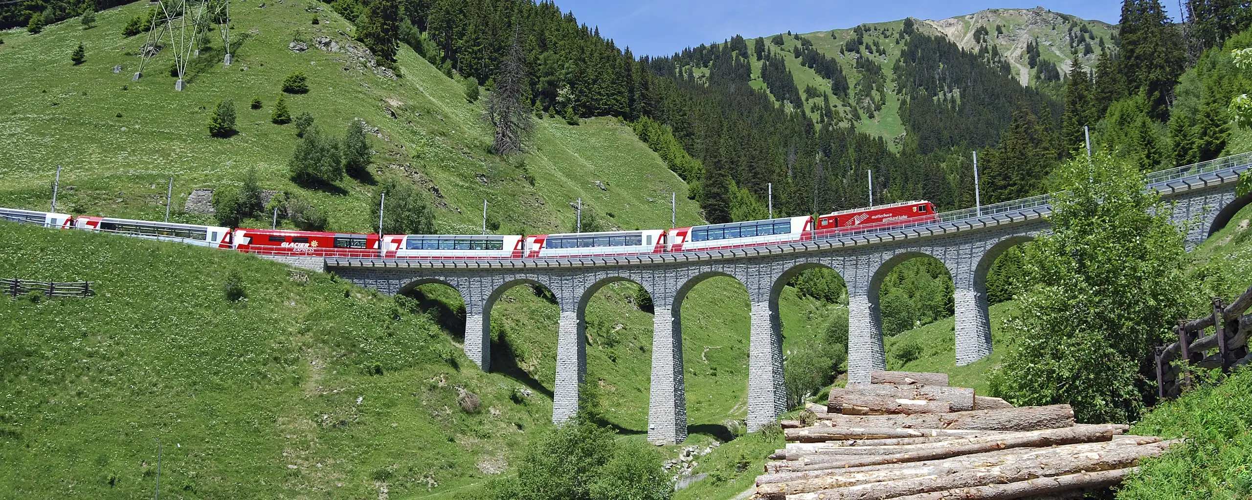 MGB Glacier Express auf einem Viadukt bei Sedrun