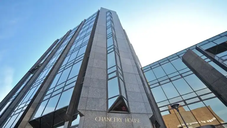 Ein Hochhaus im 1980er-Jahre Baustil mit Aufschrift Chancery House