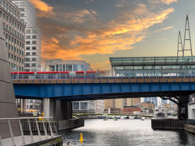 eine Brücke und im Hintergrund die Skyline Londons