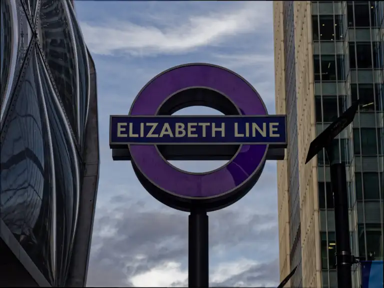Elizabeth Line Schild