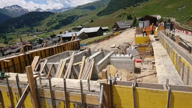Schalung des neuen Betonfundaments der Netzkopplunganlage