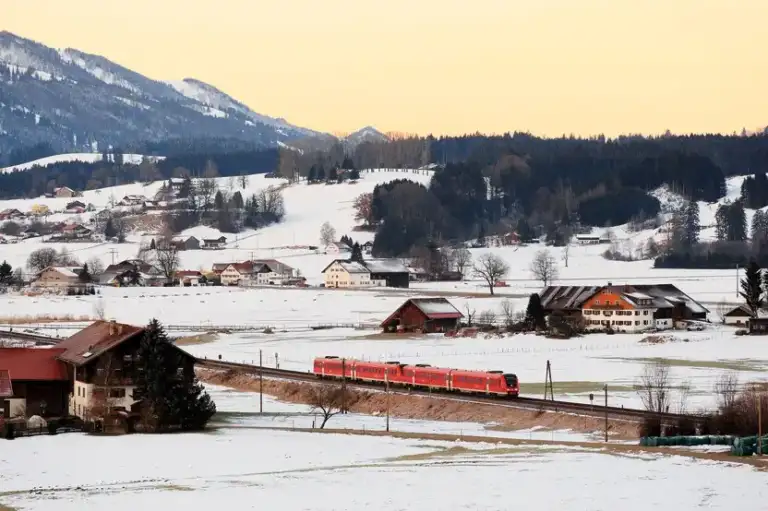 DB-Dieselnahverkehrsneigetriebzug VT612 in verschneiter Landschaft im Allgäu