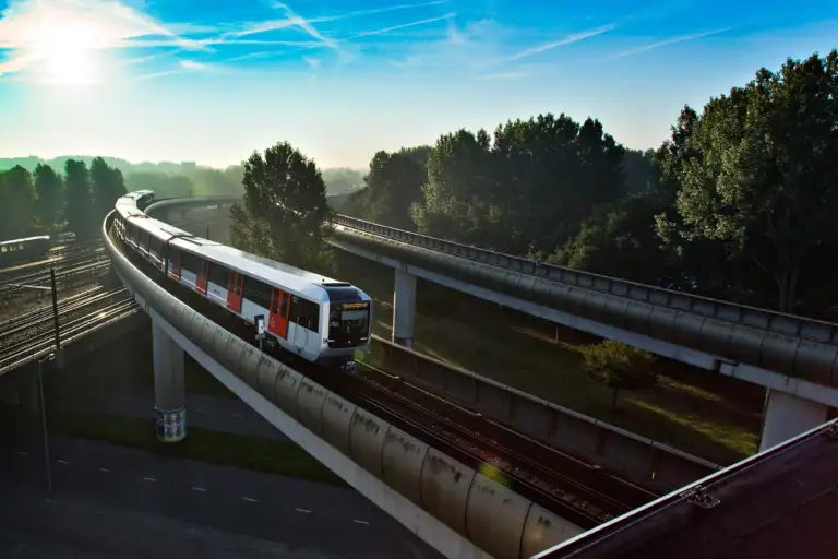 EIn Nahverkehrstriebzug auf einer Überwerfungsbrücke