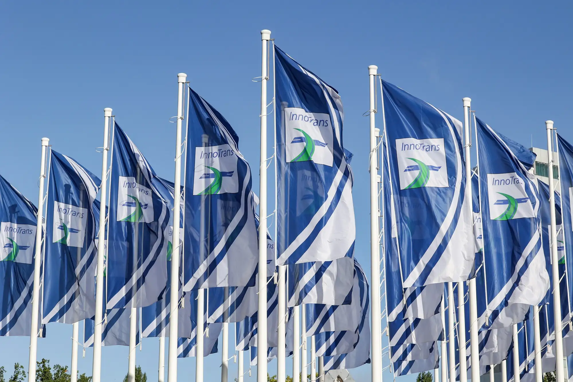 Fahnen mit Innotrans-Aufschrift