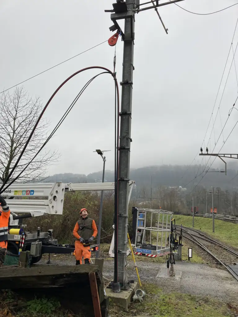 Ersatz eines Mittelspannungskabels, das auf einen Fahrleitungsmasten hinaufreicht
