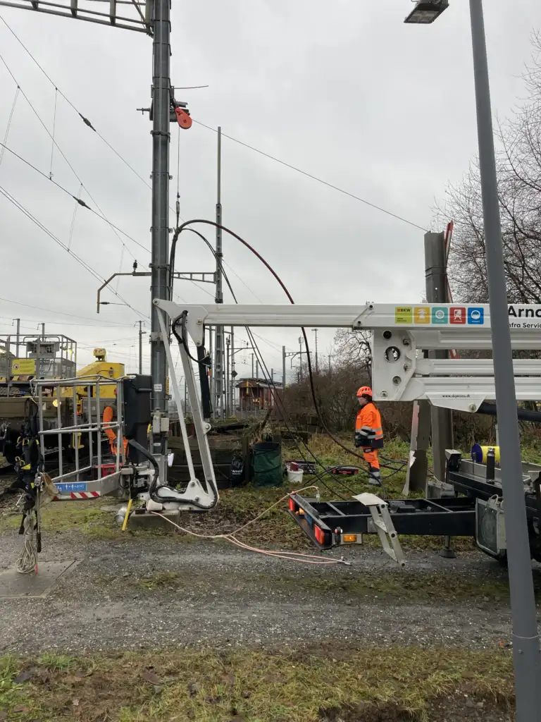 Ersatz eines Mittelspannungskabels, das auf einen Fahrleitungsmasten hinaufreicht