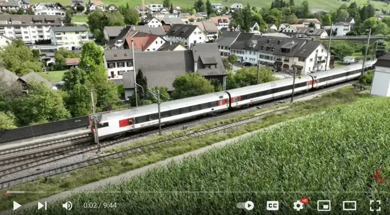 Einheitswagen in dörflichen, Schweizer Landschaft