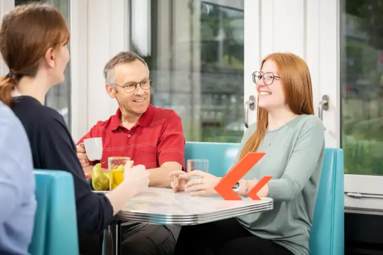 Enotrac Mitarbeitende beim Mittagessen