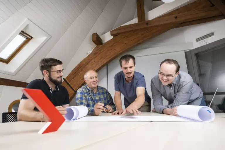Enotrac Mitarbeiter beim Besprechen eines Plans