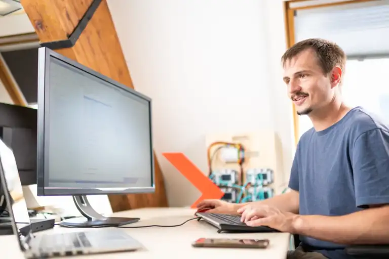 Ein Enotrac Mitarbeiter bei der Arbeit im Büro