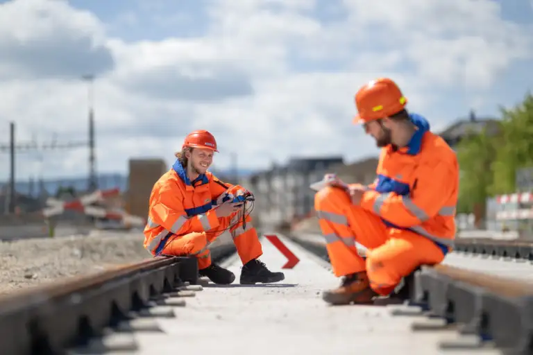 Arbeit von zwei Ingenieuren im Gleisfeld