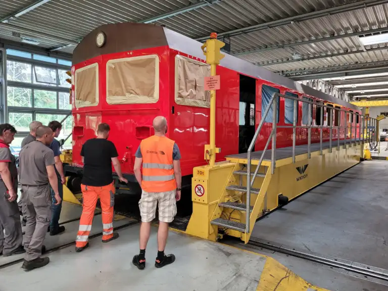 Ein frisch lackierter MGB Steuerwagen auf einer Schiebebühne