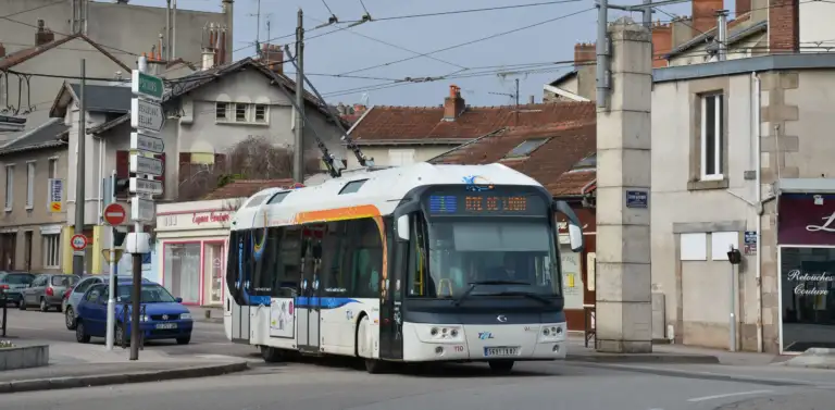Trolleybus in einer französischen Stadt