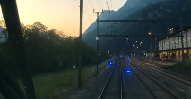 Panneau ETCS et signaux nains lumineux bleus, photographiés depuis la cabine de conduite