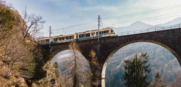 Alte FART-Triebzüge im Centovalli