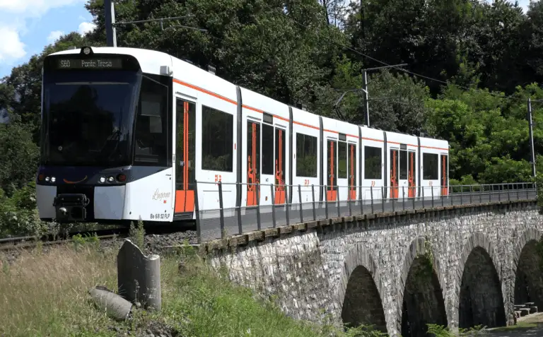 Tram, das über ein Viadukt im Tessin fährt