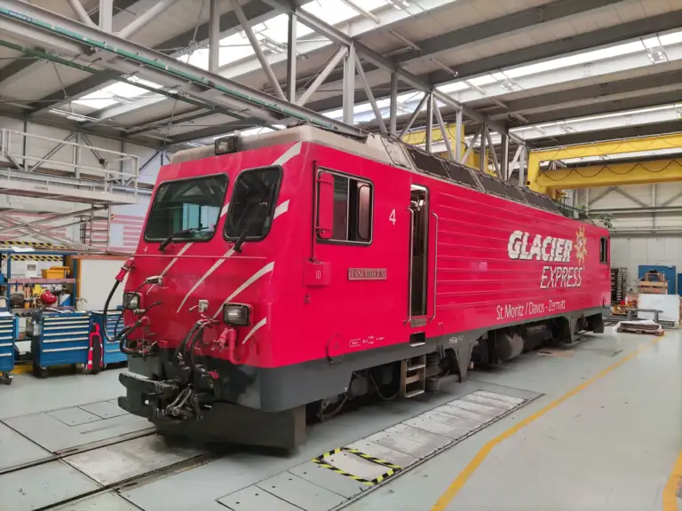 Eine HGe 4/4 II "Täschhorn" vor dem Refit in einer Werkhalle