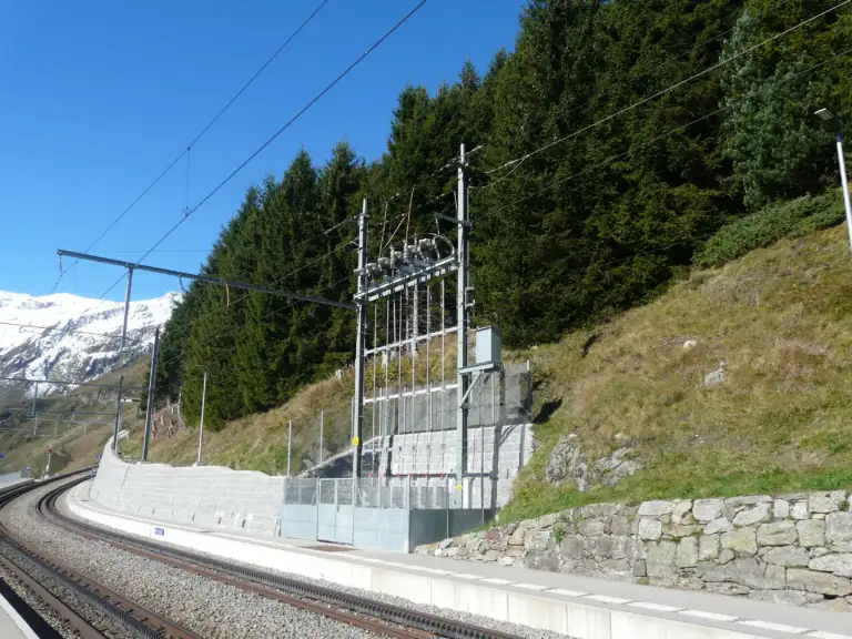 Neuer Schaltposten auf einer Zahnradbahnlinie in den Alpen