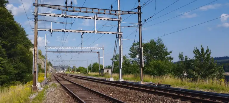 Gleisabschnitt mit neuen Fahrleitungen