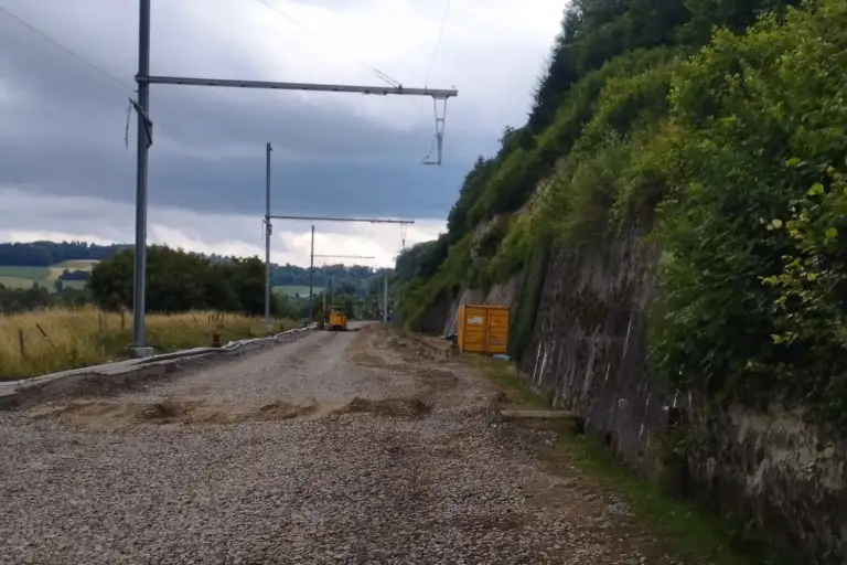 Totalerneuerung eines Gleisabschnitts. Auf dem Bild sind die Gleise und die Fahrleitungen nicht mehr vorhanden.