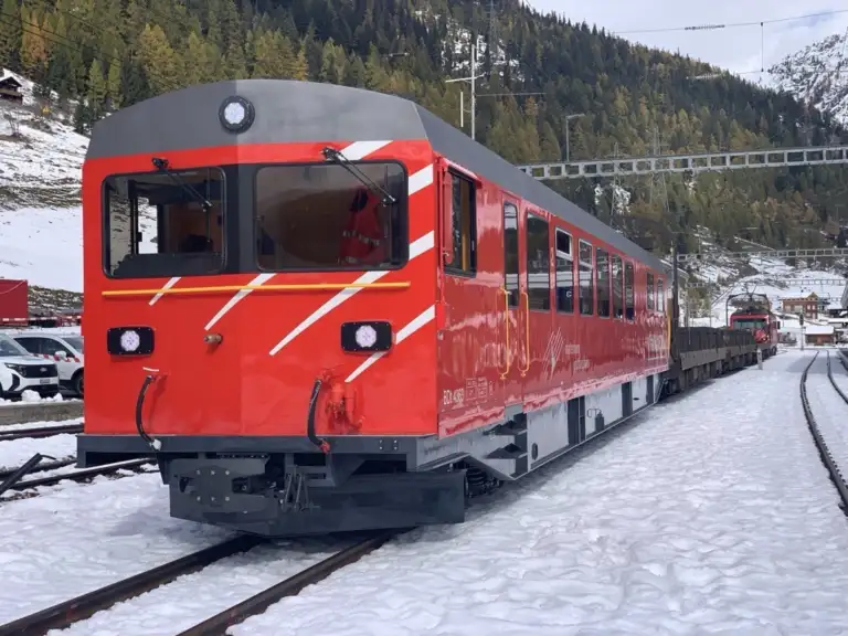 Une voiture de commande du chemin de fer Matterhorn Gotthard dans un paysage enneigé