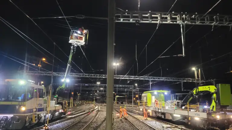Nächtliche Fahrleitungsarbeiten mit Kran- sowie Hebebühnenzügen.