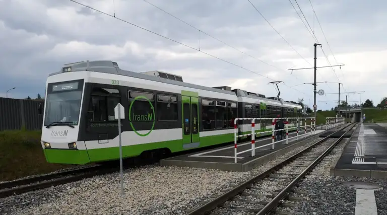 Triebzug von TransN in einer Station