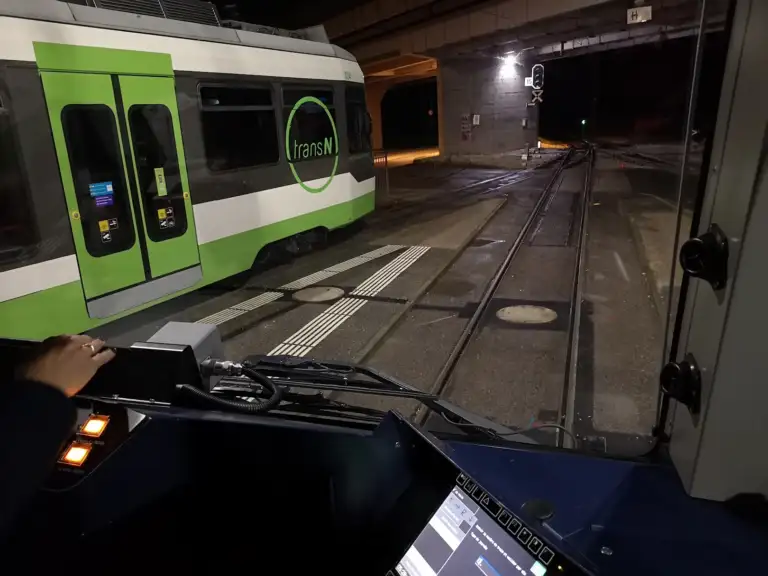 Blick aus dem Führerstand bei Nacht in einem Depot.