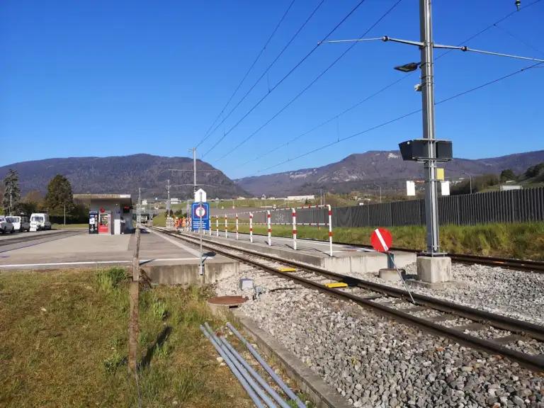 Kleine Station mit zwei Gleisen