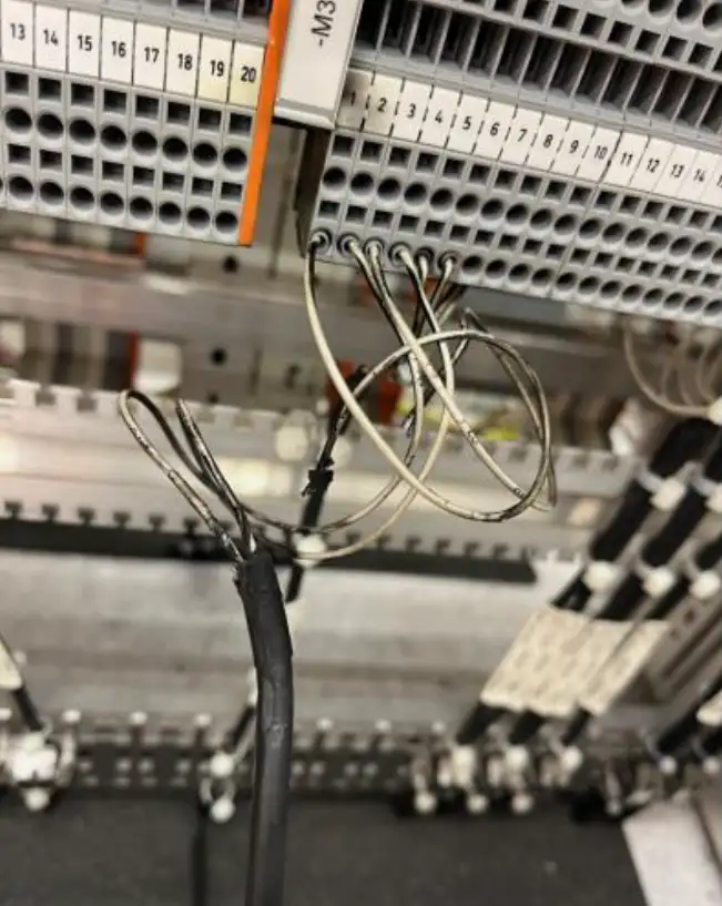 verbrannte Kabel infolge eines Blitzschlages