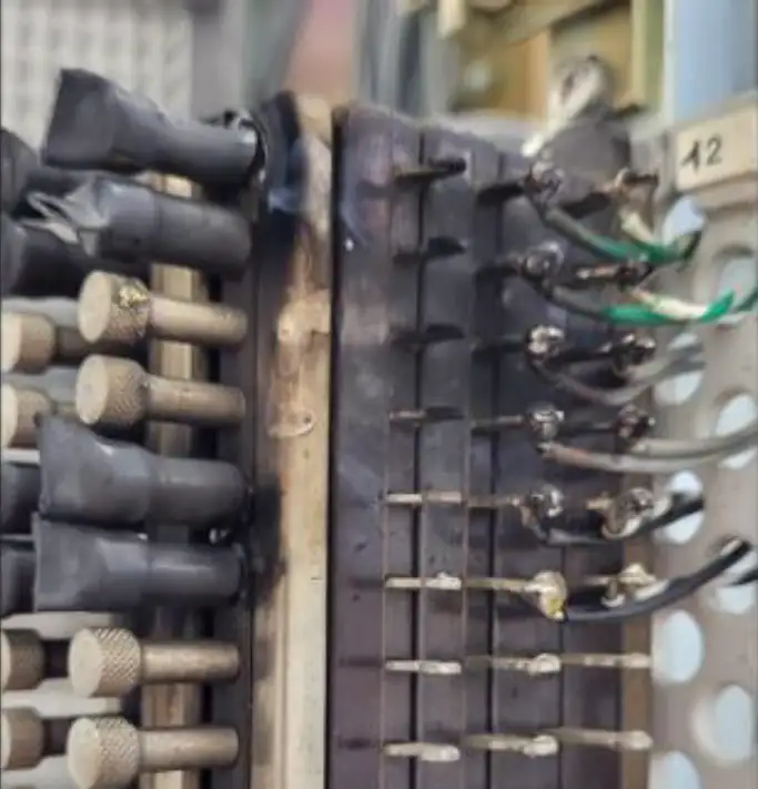 Durchgebrannte Stelle an einer elektrischen Komponente