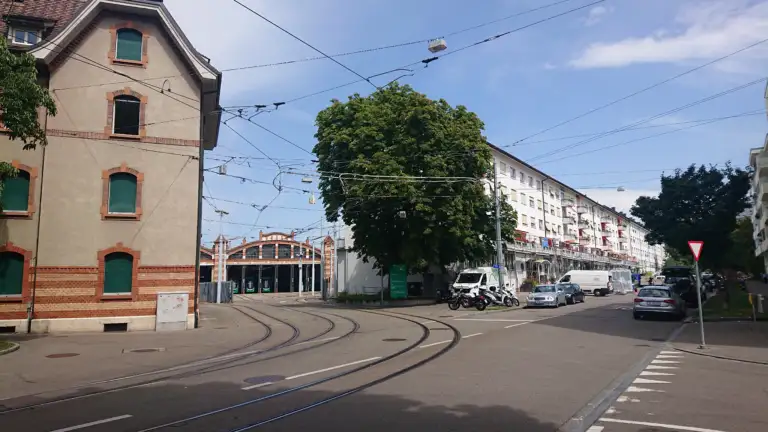 Ein altehrwürdiges Tramdepot in einem Basler Quartier