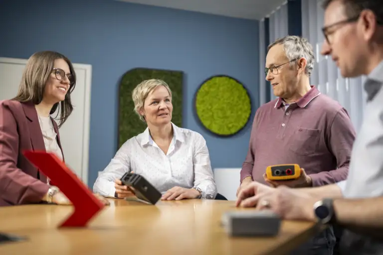 Enotrac Mitarbeitende besprechen verschiedene Messgeräte