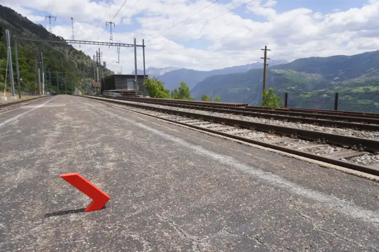 Ein nicht mehr genutzter Perron an einer kleinen Station in den Walliser Alpen mit Enotrac Pfeil
