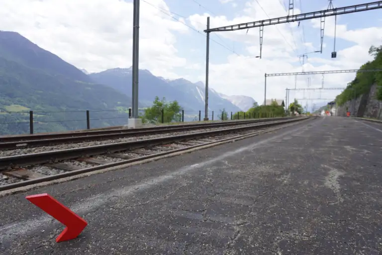 Ein nicht mehr genutzter Perron an einer kleinen Station in den Walliser Alpen mit Enotrac Pfeil