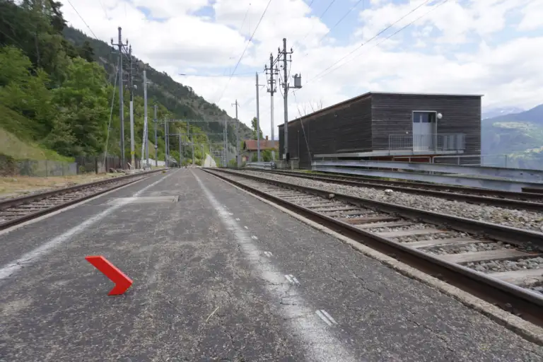Station Hohtenn in den Walliser Alpen mit Enotrac Pfeil auf dem Perron