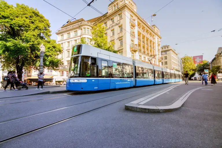 Ein Flexitiy Tram der VBZ an der Bahnhofstrasse auf Höhe Paradeplatz in Zürich.