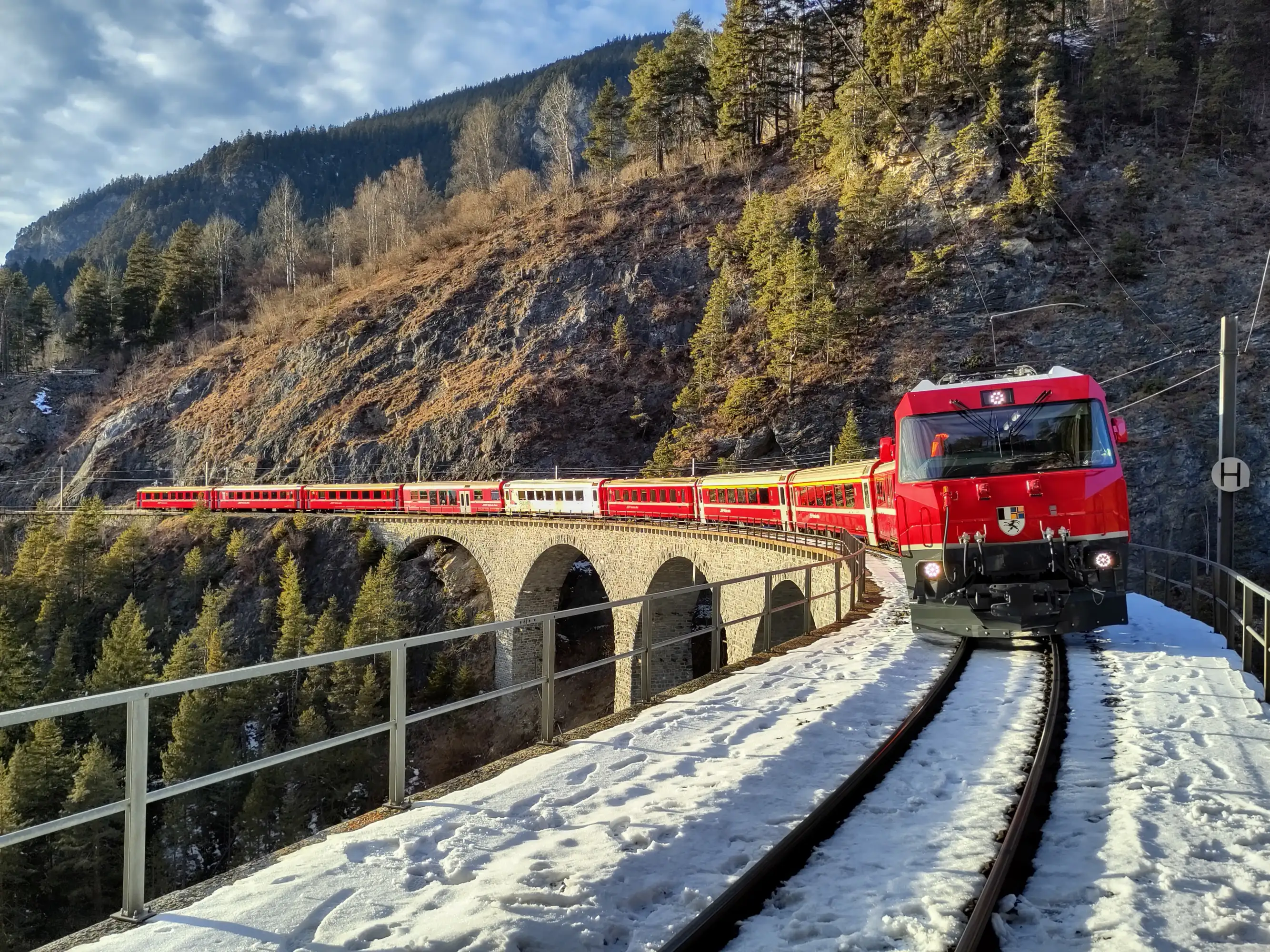 Mit Wagen bespannte Ge 4/4 III der RhB auf dem Landwasserviadukt