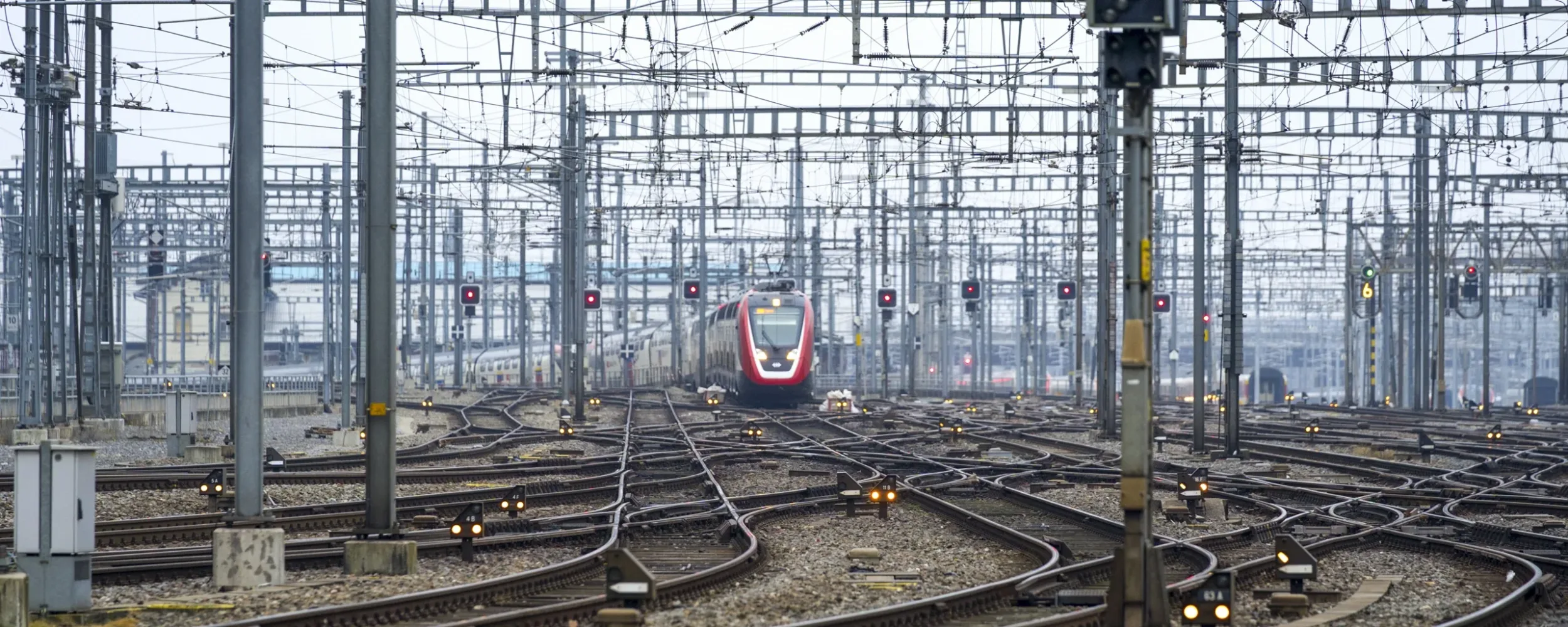 SBB train destination Lugano arriving at Zürich main railway station on a foggy winter morning. Photo taken December 15th, 2021, Zurich, Switzerland.