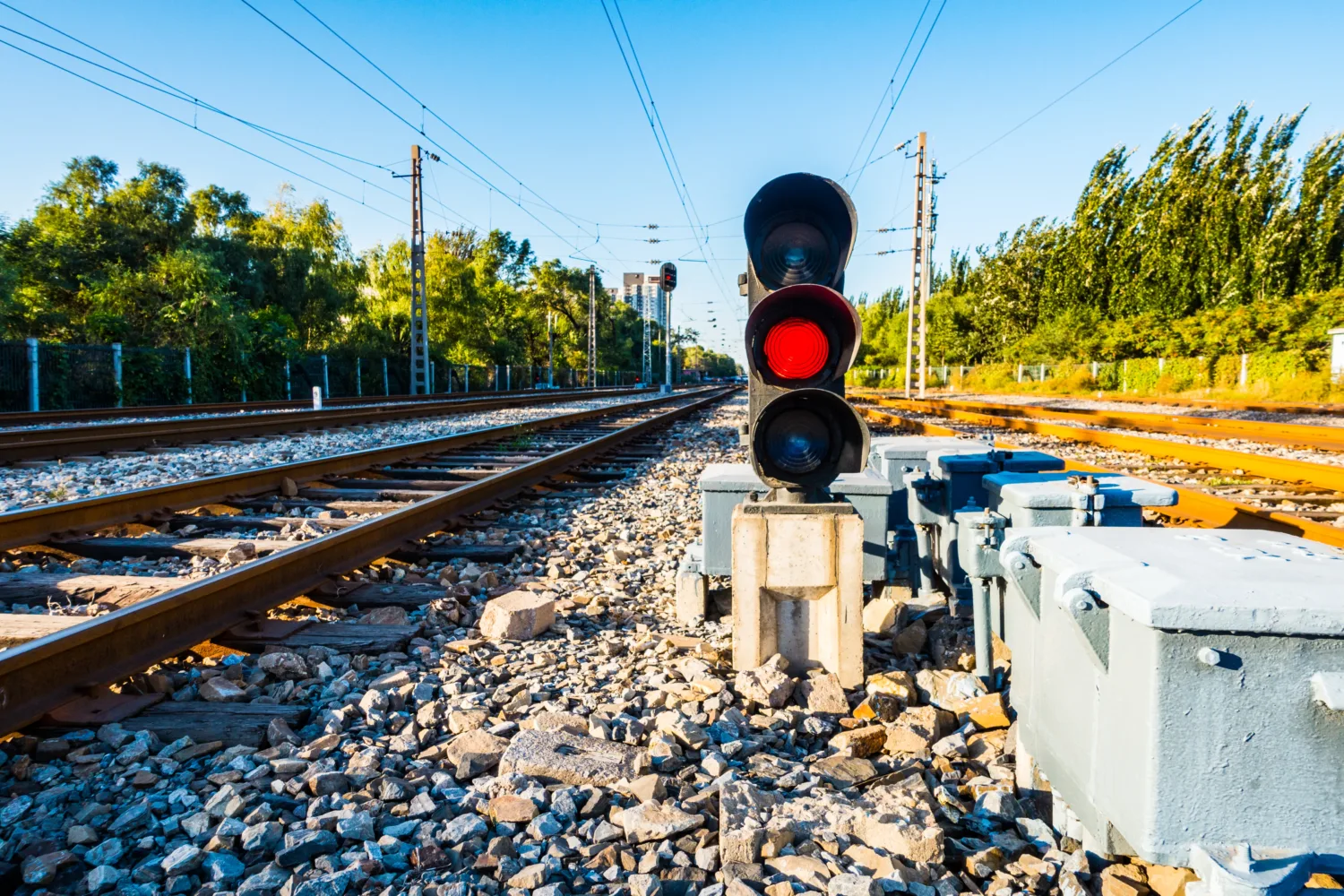 Rote Ampel auf einer Eisenbahnstrecke