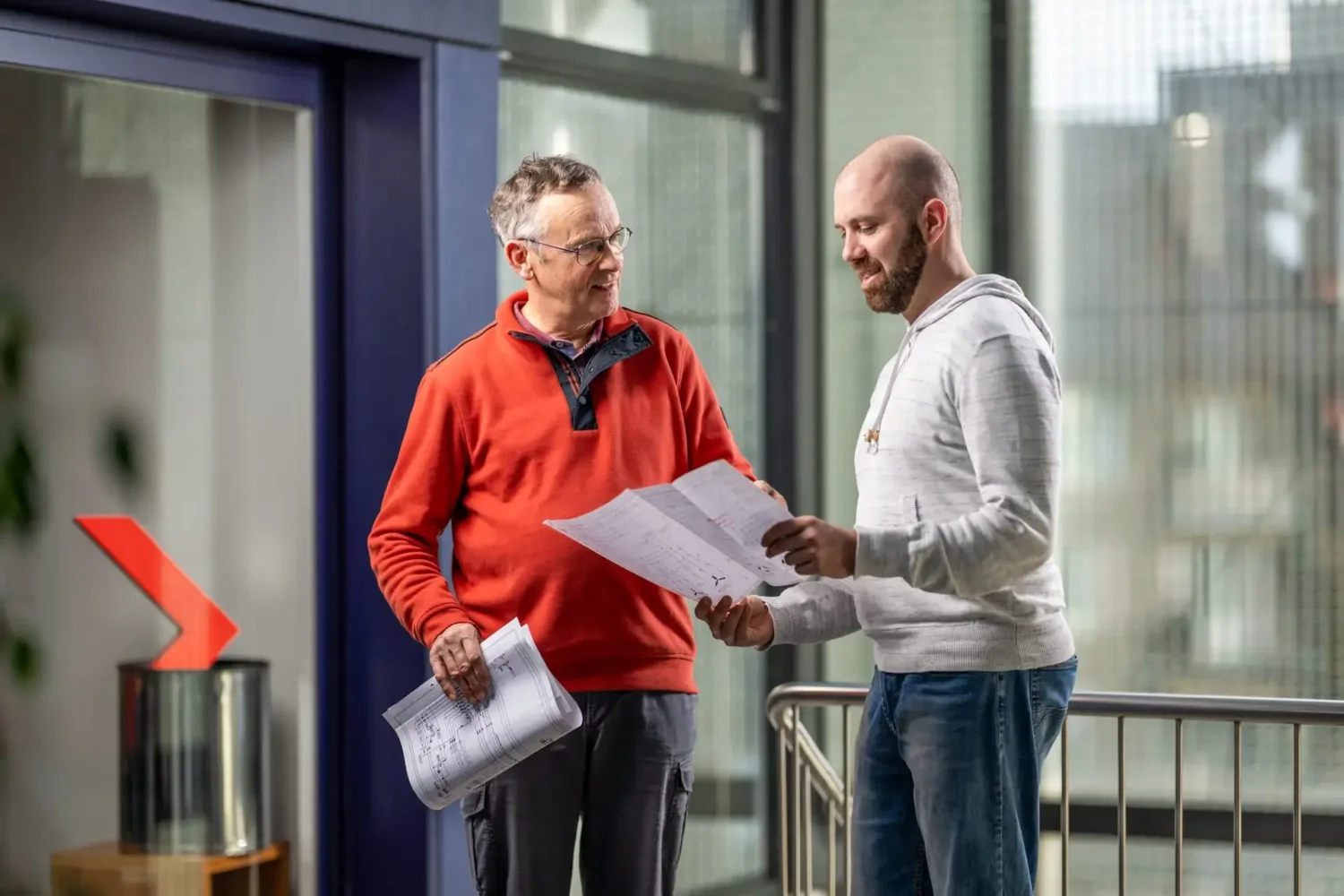 Zwei Enotrac Mitarbeitende besprechen einen Plan