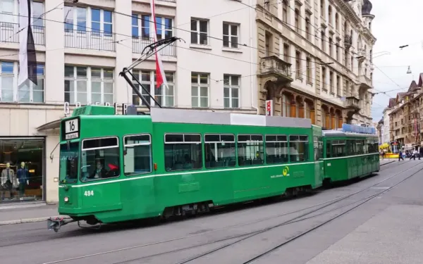 Tram der BVB (genannt Cornichon)